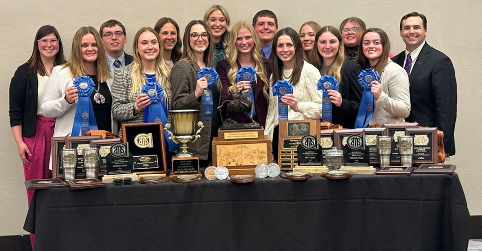 Group photo of k-state meat judging team at national contest Group photo of k-state meat judging team at national contest